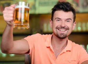 En frisk, ung mand gør et nummer ud af sin ølsmagning