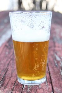 Fede øllår i glas med gylden, lækker øl